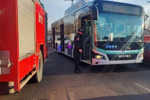 На проспекте Мясникяна легковой автомобиль столкнулся с автобусом. 2 пострадавших госпитализированы 