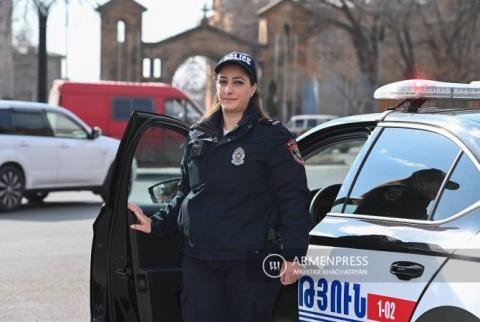 Патрульная Армине Арутюнян при исполнении служебных обязанностей