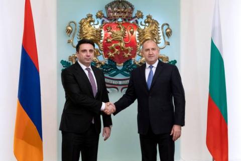  رئيس البرلمان الأرمني آلان سيمونيان يلتقي في صوفيا مع الرئيس البلغاري رومين راديف وبحث التعاون