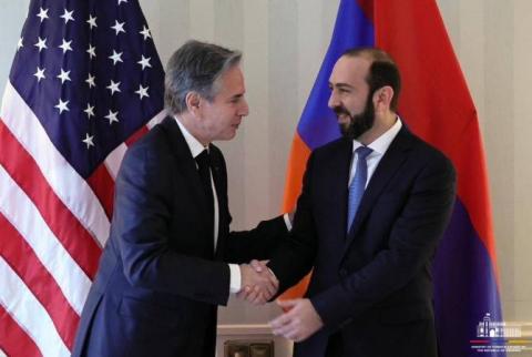 Mirzoyan se reunió con Blinken y expresó su compromiso hacia un diálogo estratégico
