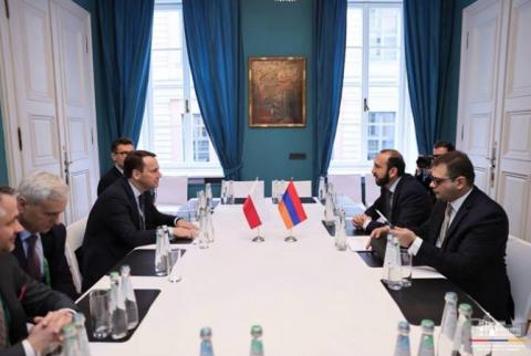 Mirzoyan et Sikorski ont discuté de questions de sécurité régionale