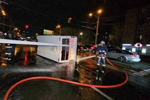 Երևանում մարդատար ավտոմեքենային բախված շտապօգնության մեքենան կողաշրջվել է