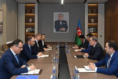 تویوو کلاار و جیحون بایراموف در خصوص روند عادی سازی روابط ارمنستان و آذربایجان گفتگو کردند
