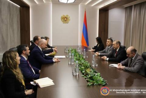 دبیر شورای ارمنستان با یوناس سورویلا دیدار کرد