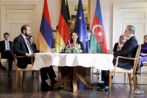 اجتماع ثلاثي بين وزير خارجية أرمينيا آرارات ميرزويان وأذربيجان جيهون بيراموف وألمانيا أنالينا بيربوك في برلين
