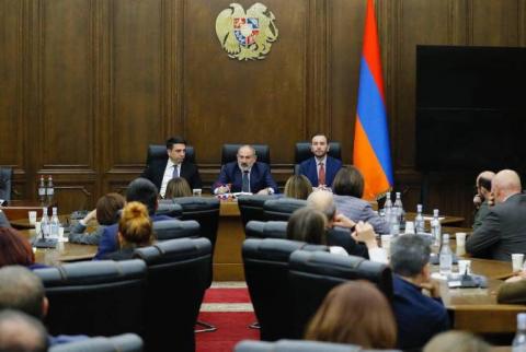 رئيس الوزراء الأرمني نيكول باشينيان يلتقي أعضاء تكتل "العقد المدني" بالبرلمان الأرمني ومناقشة قضايا السياسة الخارجية