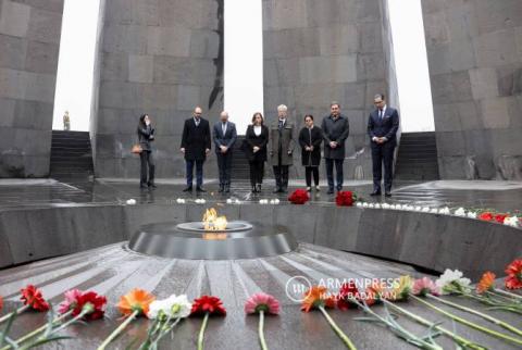 وزير خارجية قبرص يزور نصب تسيتسرناكابيرد ويكرّم ذكرى شهداء الإبادة الأرمنية