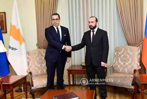 وزير الخارجية آرارات ميرزويان يستقبل نظيره القبرصي كونستانتينوس كومبوس واجتماع بين الوزيرين