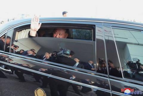 Ким Чен Ын  наблюдает за учениями из автомобиля, подаренного Путиным 