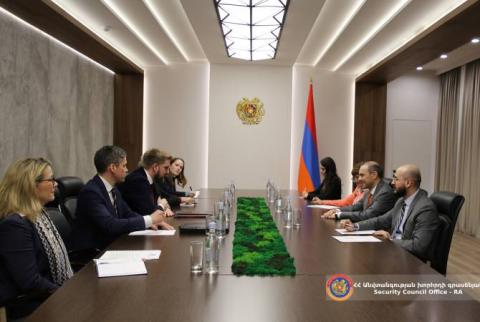 Armenian Security Council Secretary, Norwegian State Secretary of Foreign Affairs hold meeting 
