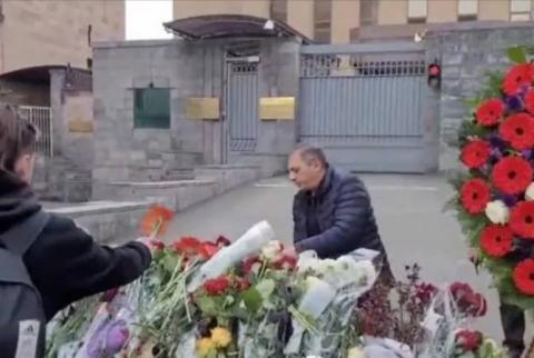 وضع زهور أمام السفارة الروسية بيريفان تعبيراً عن دعم لأسر وأقارب الضحايا الأبرياء بالهجموم الإرهابي بموسكو
