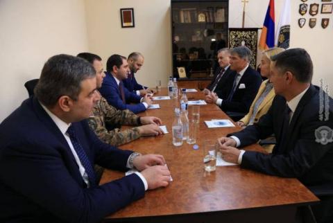 Министр обороны Армении и сын филантропа Тиграна Измирляна обсудили вопросы сотрудничества