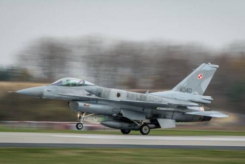 Польша подняла в небо военную авиацию