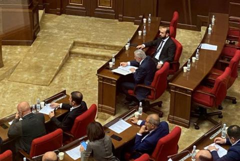 В Парламенте Армении проходит заседание по вопросу делимитации и демаркации границы между Арменией и Азербайджаном