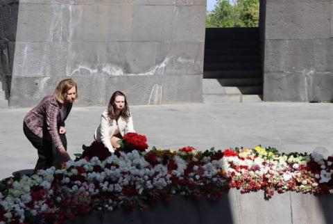 美国参议院外交关系委员会的高级专家和美国驻亚美尼亚大使参观了亚美尼亚种族灭绝纪念碑