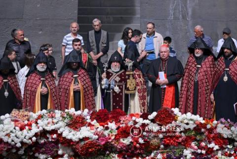 كاثوليكوس عموم الأرمن يقدم الشفاعة لشهداء الإبادة الجماعية في تسيتسرناكابيرد