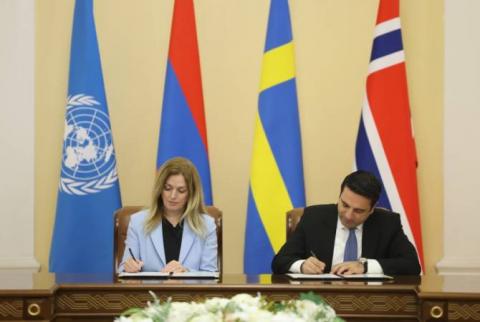 Alen Simonyan, Ivana Živković sign a document