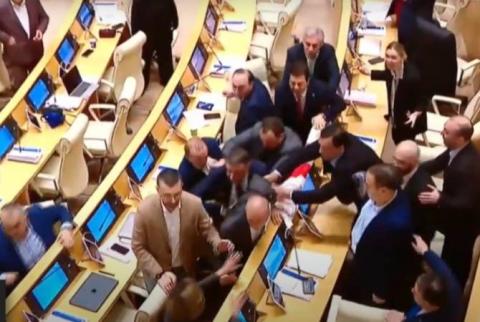 Перебранка в Парламенте Грузии переросла в потасовку