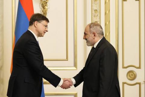 Prime Minister Nikol Pashinyan meets with EU Trade Commissioner