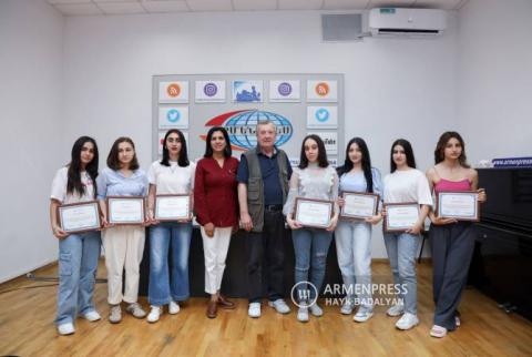 Les diplômés de l'école de photojournalisme d'Armenpress reçoivent les certificats tant attendus