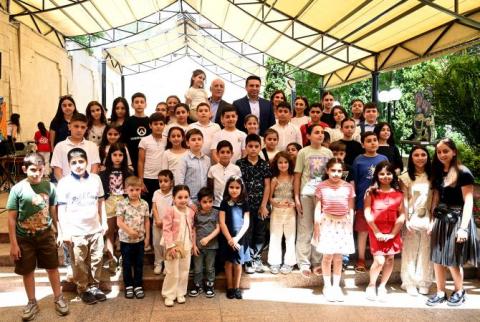 Վահագն Խաչատուրյանն ու Ալեն Սիմոնանը նախագահի նստավայարում զրուցել են երեխաների հետ