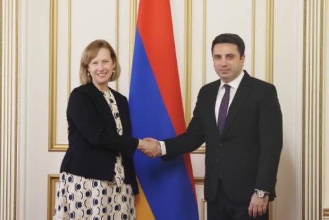 رئيس البرلمان الأرمني آلان سيمونيان يستقبل السفيرة الأمريكية في أرمينيا كريستينا كوين وبحث التعاون