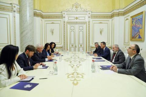 Ex primer ministro de Francia llegó a Armenia