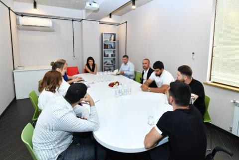 «Իմ Քայլը» հիմնադրամի գործադիր տնօրեն Աննա Հակոբյանը հանդիպել է 44-օրյա պատերազմի ընթացքում վիրավորում ստացած զինծառայողների հետ