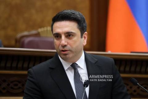 Alen Simonyan: Todos los parlamentarios pueden venir a su lugar de trabajo, pero no provocar a la policía