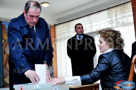 Levon Ter-Petrosyan votes during Presidential Elections