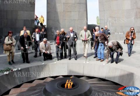 Участники Международного фестиваля поэзии посетили 
мемориал в Цицернакаберде