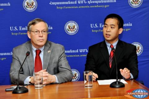 Joint press conference by US Ambassador John Heffern and US Consul 
Frank Tu
