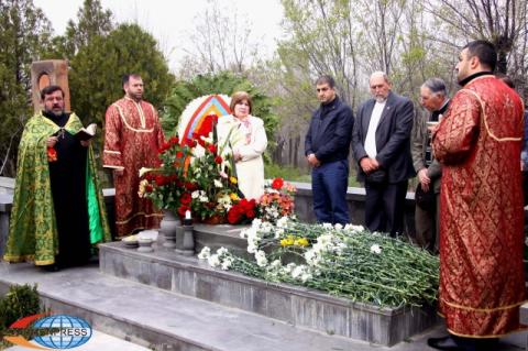Representatives of the Republican Party visited the pantheon "Yerablur" 
birthday of the founder of the Republican Party Ashot Navasardyan
