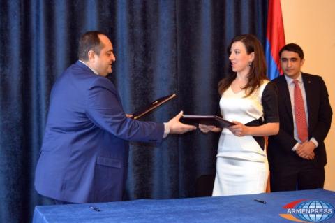 Minister of Justice of Armenia Hovhannes Manukyan and chairman of 
the Ethics Commission of senior officials Siranush Sahakyan signed a 
memorandum of cooperation