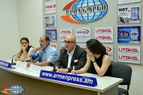 Գյումրիում Իտալիայի պատվո հյուպատոս Անտոնիո Մոնտալտոյի 
և «Գյումրու ընկերներ» հիմնադրամի խորհրդի անդամ և 
համահիմնադիր Մանուկ Մանուել Փամոկջյանի մամուլի ասուլիսը
