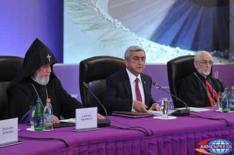 В Доме приемов правительства продолжается 6-е заседание 
Государственной комиссии по координации мероприятий, 
посвященных 100-летию Геноциду армян