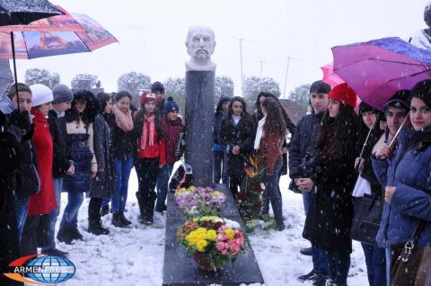 Визит в Пантеон парка имени Комитаса в связи со 100-
летием писателя Серо Ханзадяна