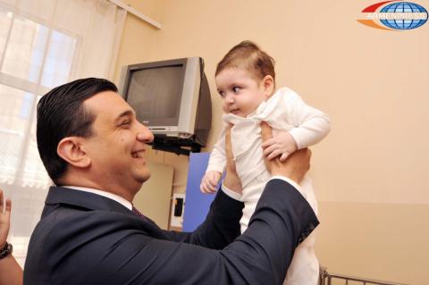 Armenia's Minister of Health Armen Muradyan visited
National Institute for Health youths and children at medical 
center
"Arabkir"