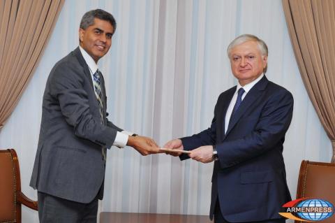 Yogeshwar Sangwan, the newly-appointed Ambassador of India 
to Armenia handed over copies of his credentials to Edward 
Nalbandian