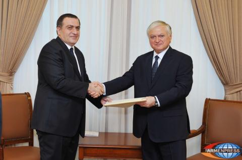 The newly-appointed Ambassador of Georgia Giorgi 
Saganelidze handed copies of credentials to Edward 
Nalbandian, the Foreign Minister of Armenia
