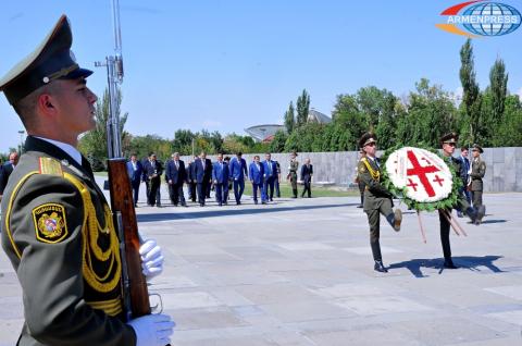  Prime Minister of Georgia Giorgi Kvirikashvili visited the 
Armenian Genocide Memorial