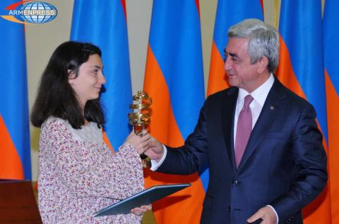 President Sargsyan awards distinguished IT students