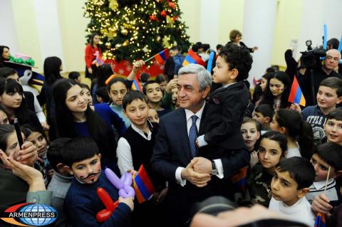 President Serzh Sargsyan and Mrs. Rita Sargsyan on the 
occasion of the approaching holidays hosted numerous children 
at the Presidential Palace