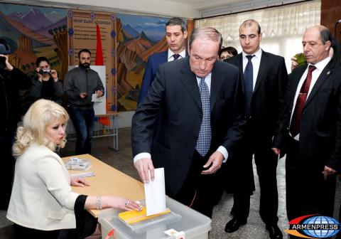  First President of Armenia Levon Ter-Petrosyan casts his vote