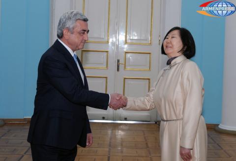 Ambassador of Mongolia presents credentials to President 
Sargsyan
