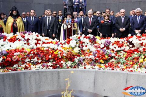  President Serzh Sargsyan and top officials pay tribute to 
Armenian Genocide victims