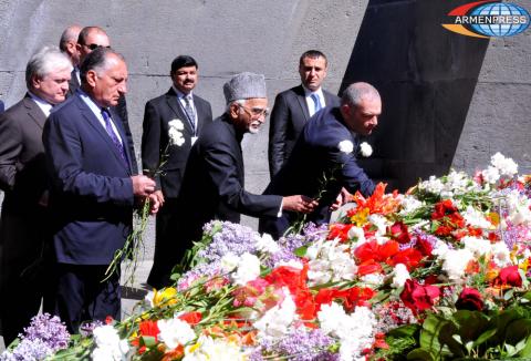 India’s Vice President M. Hamid Ansari pays tribute to Armenian 
Genocide victims in Tsitsernakaberd Memorial