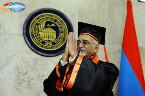  India’s Vice President M. Hamid Ansari meets with faculty and 
students of Yerevan State University