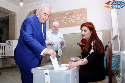 Speaker of Parliament Galust Sahakyan casts vote in Yerevan 
City Council election