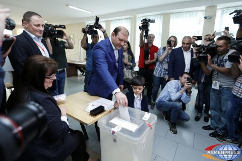 Incumbent mayor votes in Yerevan election